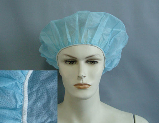 A cabeça descartável cirúrgica cobre a mão que faz o material dos PP SMS